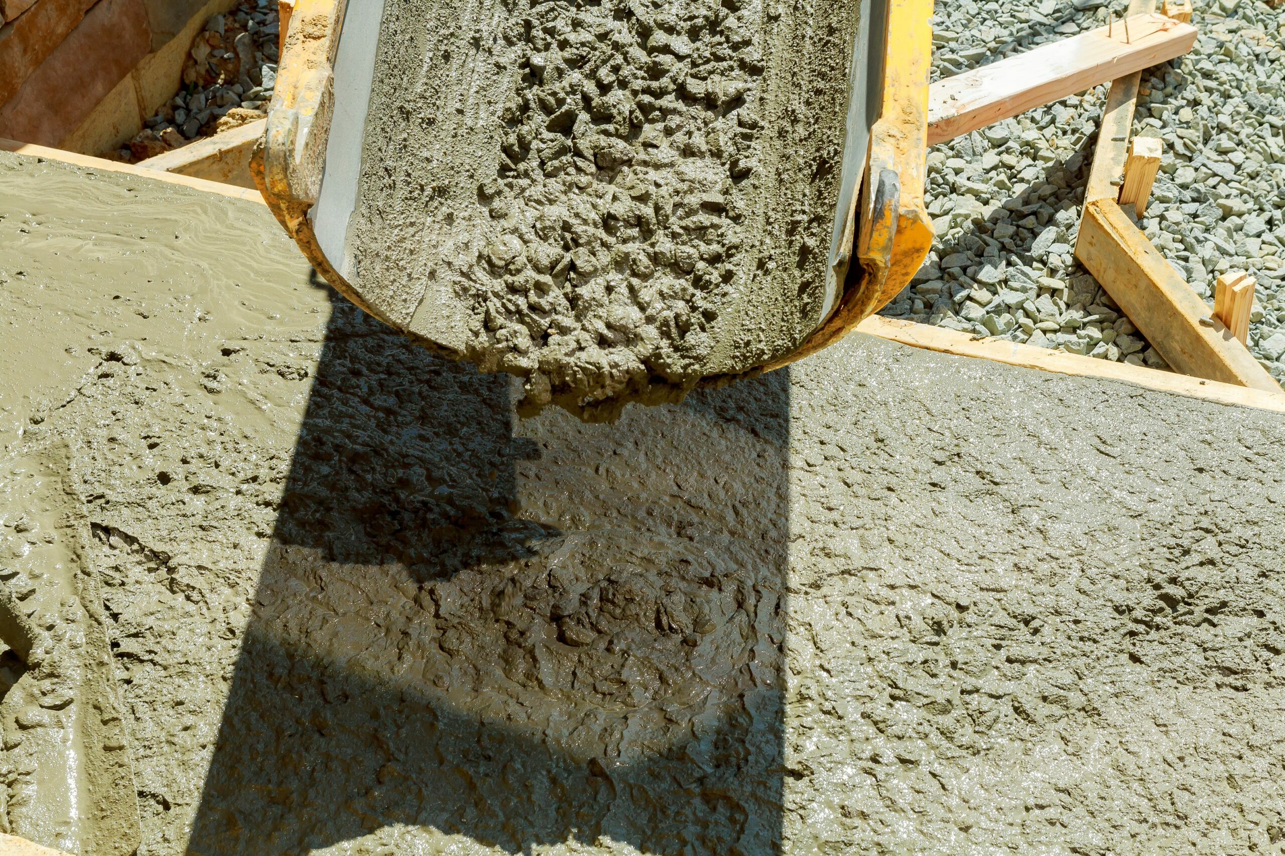Pouring cement concrete process to apartment building